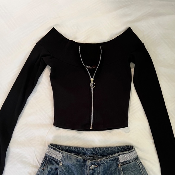 NWT Zara Black Fitted Front Zipped Long Sleeve Off the Shoulder Crop Top Small - Picture 3 of 9